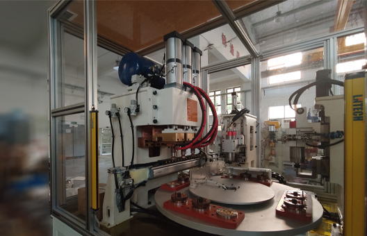 側(cè)移器缸蓋鋼珠壓裝焊接專(zhuān)機(jī)